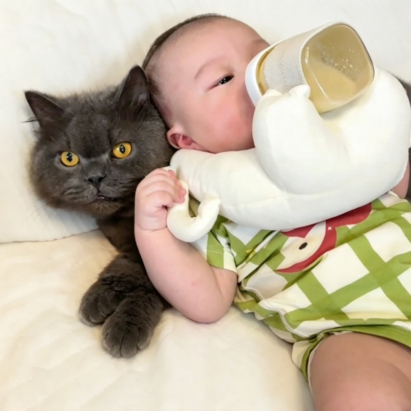 Baby Sleep Better - Hands-free baby bottle feeding cushion - White Feeding pillow - cat with baby